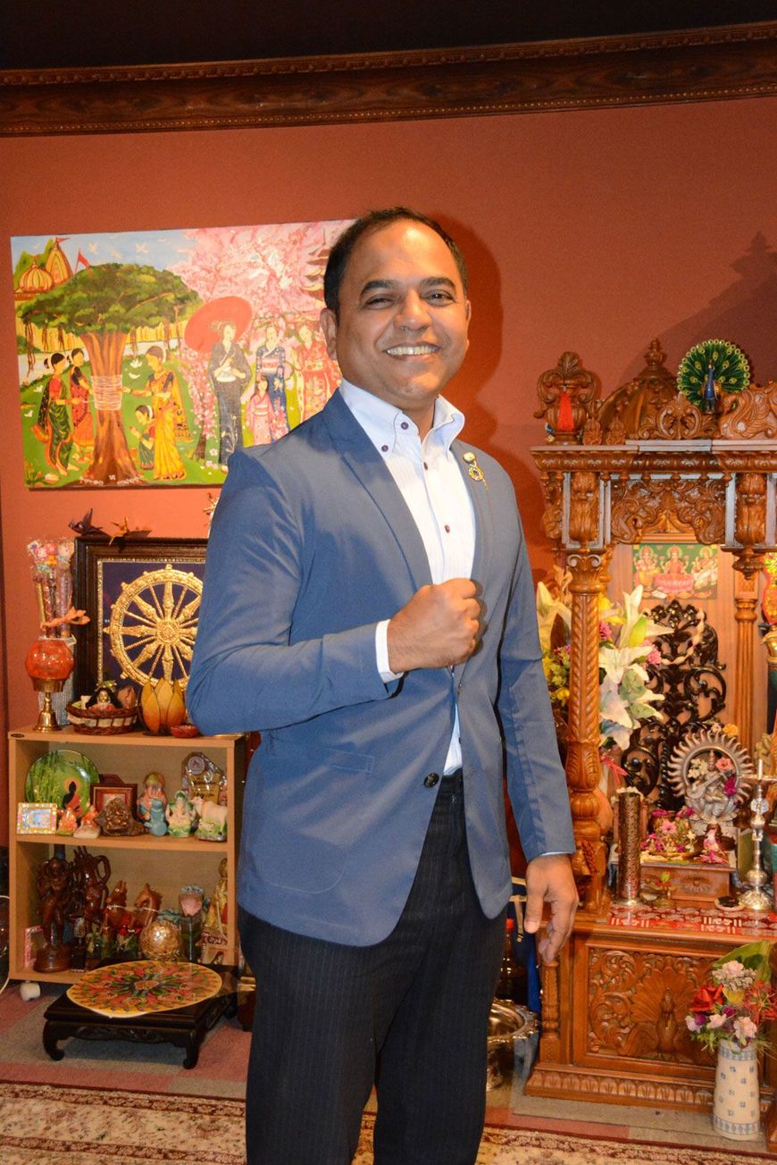 海外出身者として初めて日本の公立高校の公募校長に就任したプラニク・ヨゲンドラさん（ヨギさん）