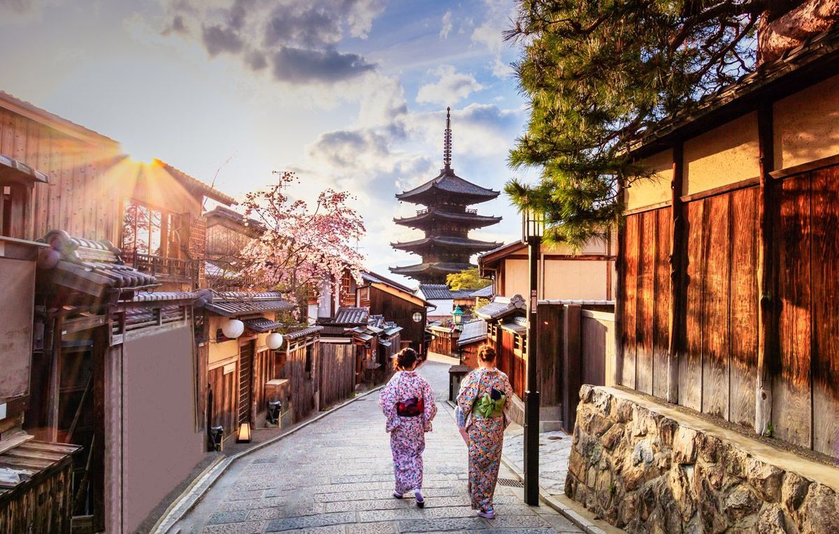 八坂の塔が見える京都の坂