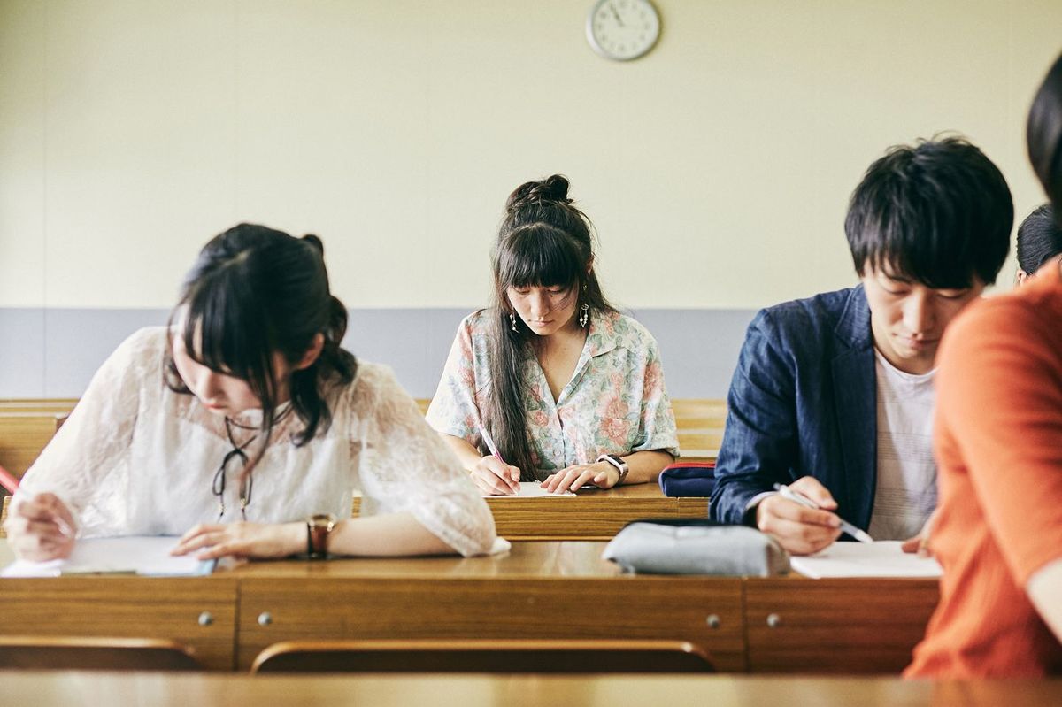 ノートに書く学生