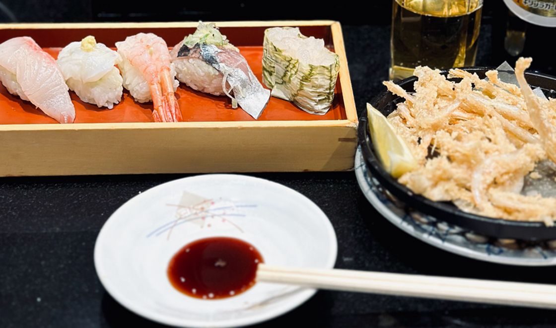 駅ナカの人気鮨店「すし玉」の富山5貫盛りと白海老の唐揚げ。これだけでも十分に富山の幸を堪能できる。