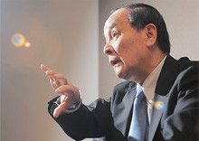 <strong>野副州旦●のぞえ・くにあき</strong><br>1947年、福岡県生まれ。71年早稲田大学第一政治経済学部経済学科卒業後、富士通に入社。2001年6月常務理事、05年10月常務、07年6月上席常務、08年4月副社長、08年6月より現職。歴代13人目の社長にして初の海外勤務経験者。89年より米国に駐在し、駐在期間は計約10年。日米貿易摩擦交渉などを担当した。愛犬を連れての毎晩の散歩が日課。