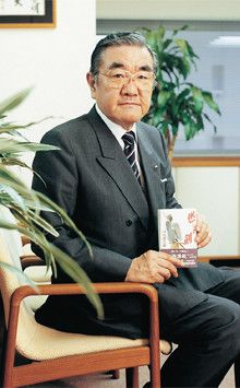 <strong>TKC代表取締役会長 飯塚真玄</strong>●1943年、栃木県生まれ。68年、早稲田大学商学部卒業後、父・飯塚毅氏の創業したTKCに入社。71年取締役、77年専務を経て、83年代表取締役社長、2008年12月より現職。飯塚毅氏がいわれなき嫌疑をかけられ、国家権力と戦った「飯塚事件」は『不撓不屈』のタイトルで小説・映画化された。