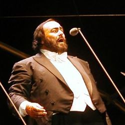 ルチアーノ・パヴァロッティの歌声は、神に祝福された声とも称された。2002年6月15日、スタッド・ヴェロドローム（写真＝Pirlouiiiit／CC-BY-2.0／Wikimedia Commons）