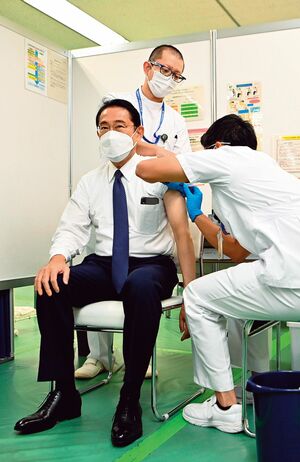 8月12日、新型コロナワクチンの4回目の接種を受ける岸田文雄首相。岸田氏はこの9日後、新型コロナへの感染が判明した。