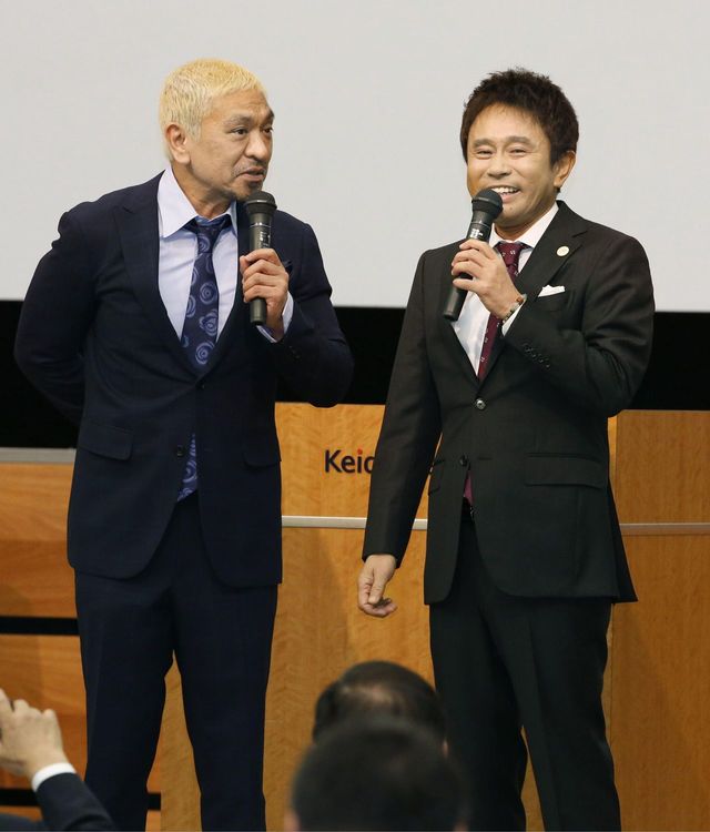 2025年万博誘致委員会の発足式に、アンバサダーとして登場したお笑いコンビ「ダウンタウン」の松本人志さん(左)と浜田雅功さん=2017年3月27日午後、東京都千代田区