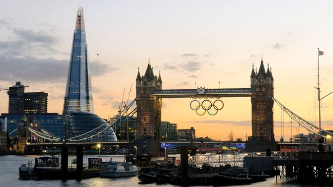 2012年7月28日、夕日を背景にシルエットのタワーブリッジとザ・シャード、オリンピック初日に撮影