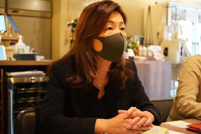 ロイヤルHD イノベーション創造部・ロイヤルデリ事業担当部長の庵原リサ氏。酒類事業や飲食事業の経験ももつ