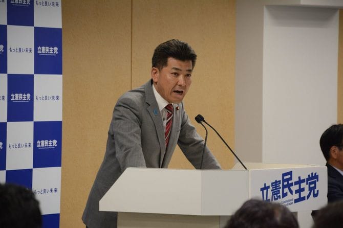 5月10日に立憲民主党本部で開かれた両院議員総会で冒頭あいさつをする泉健太代表