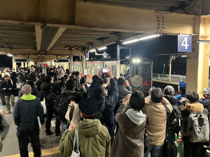 深川駅に到着した留萌本線の最終列車