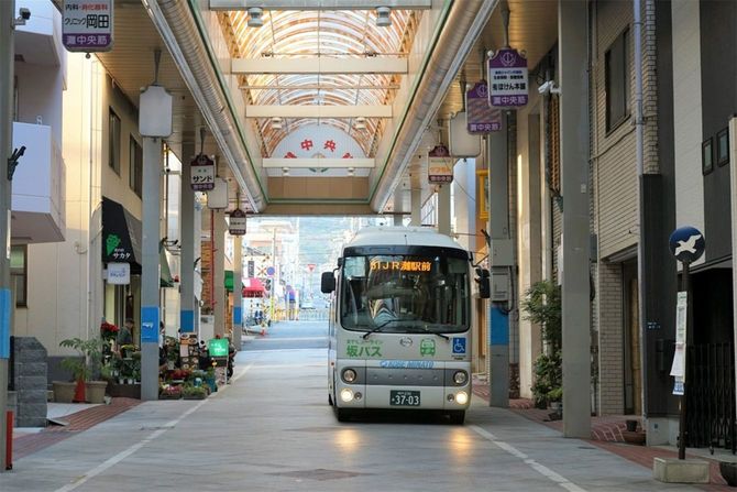 水道筋・灘中央筋商店街を通る坂バス。