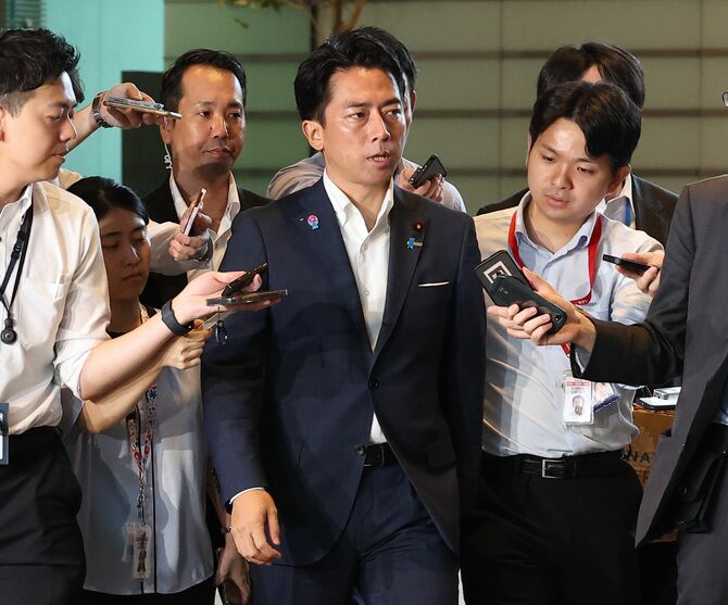 官邸に入る小泉進次郎農水相