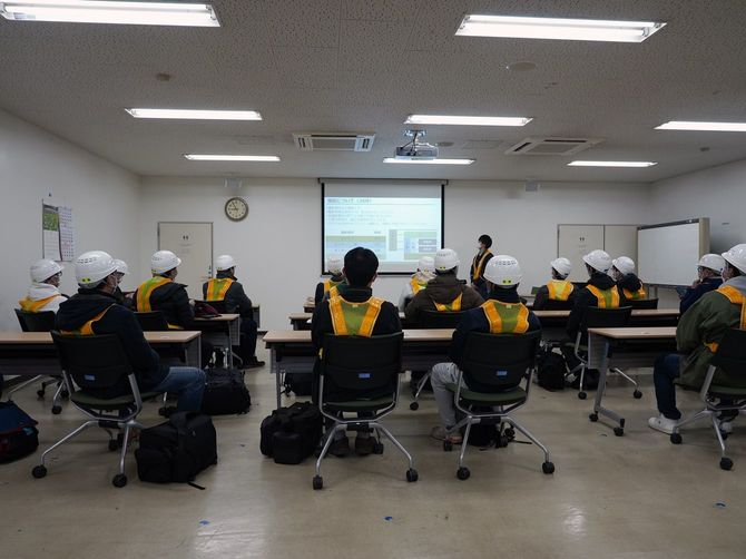 実施概要を真剣に聞く参加者たち