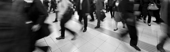 地下鉄構内を忙しく行き交う人々の足元