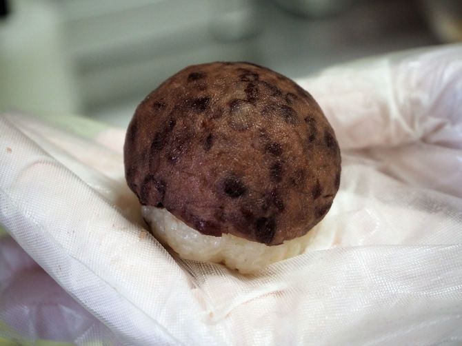 赤ちゃんのこぶし大の丸いおはぎ