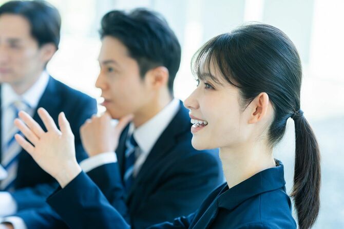 会議をする笑顔のビジネスパーソン