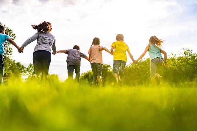 手をつないで走る子供たち