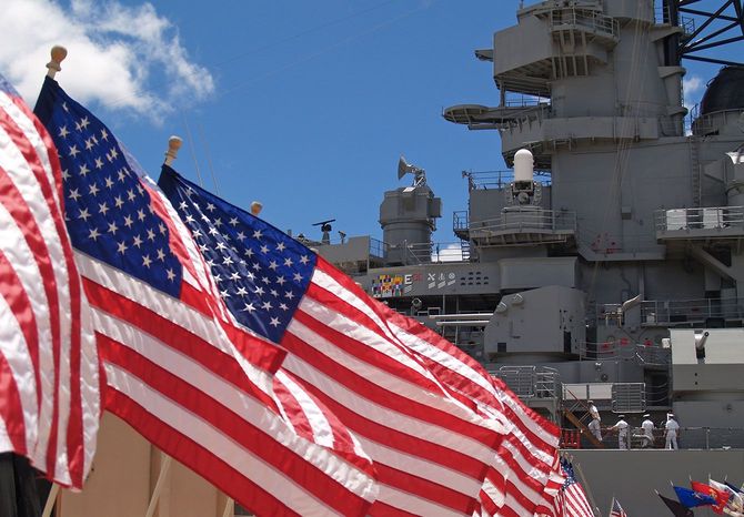 アメリカ海軍の戦艦とアメリカの国旗