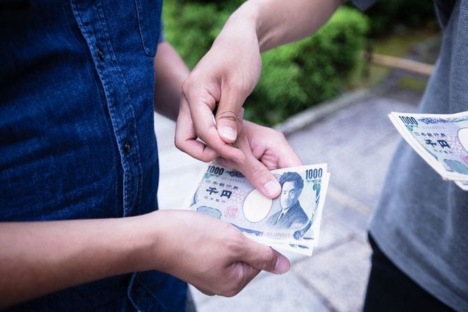 紙幣を持っている2人