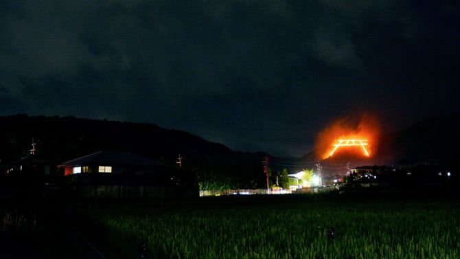 鳥居型の送り火。