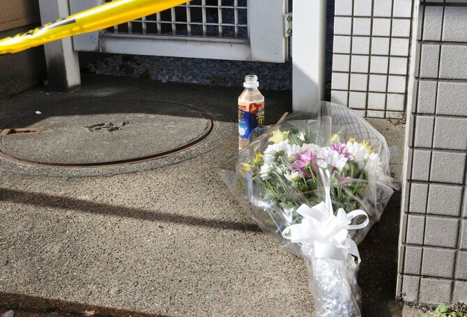 9人の切断遺体が見つかる事件があったアパート前に手向けられた花束＝2017年11月6日午後、神奈川県座間市