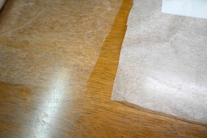 ひだか和紙の厚さ0.02ミリの和紙。テーブルが透けて見える。