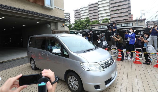 送検のため京都府警・中京署を出る大久保愉一容疑者を乗せた車＝2020年7月24日、京都市中京区