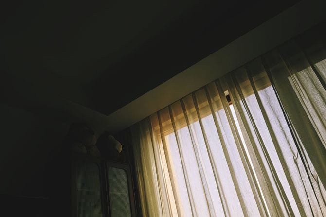 カーテンが引かれた部屋