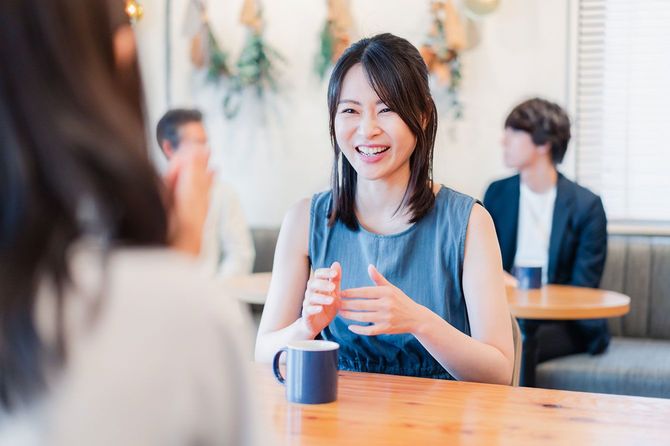 カフェで話している2人の女性