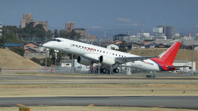 初飛行する三菱航空機の小型ジェット旅客機「スペースジェット」の最新試験機＝2020年3月18日、愛知県豊山町の県営名古屋空港