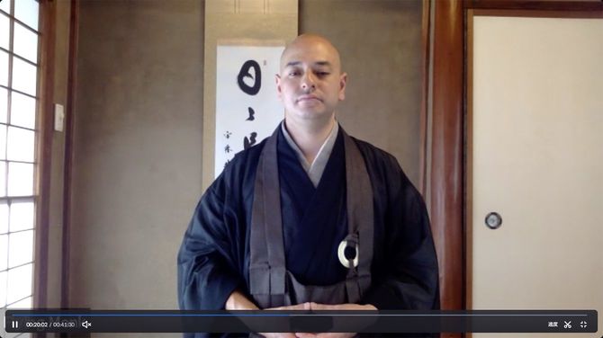 オンライン坐禅中の岩山さん