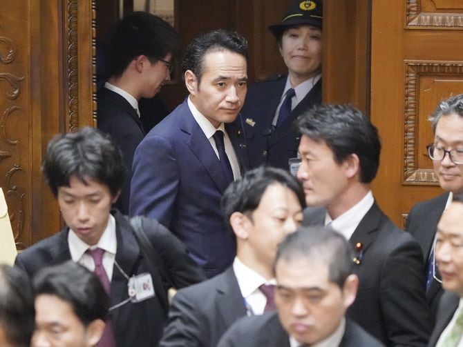 衆院予算委員会を終え、退室する簗和生農林水産相(奥)=2026年10月13日午後、国会内