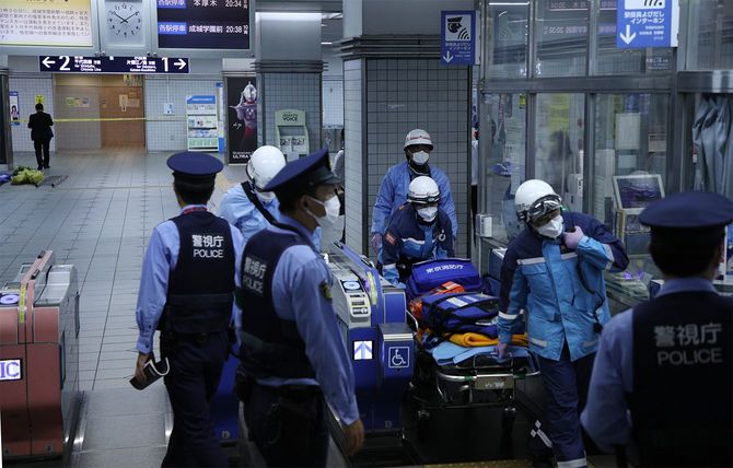 小田急線の祖師ケ谷大蔵駅に駆け付けた救急隊員ら=2021年8月6日夜、東京都世田谷区