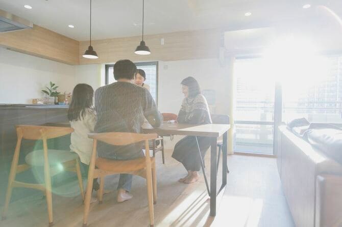 リビングのテーブルで家族団らん