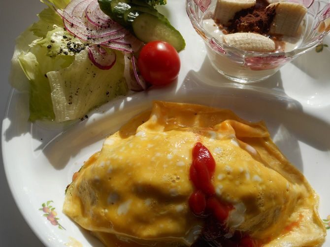 オムライスとサラダとデザート