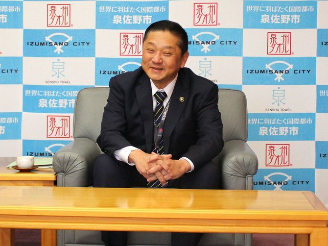 1973年、泉佐野市生まれ。同志社大学卒。泉佐野市議4期を経て、2011年に泉佐野市長に就任