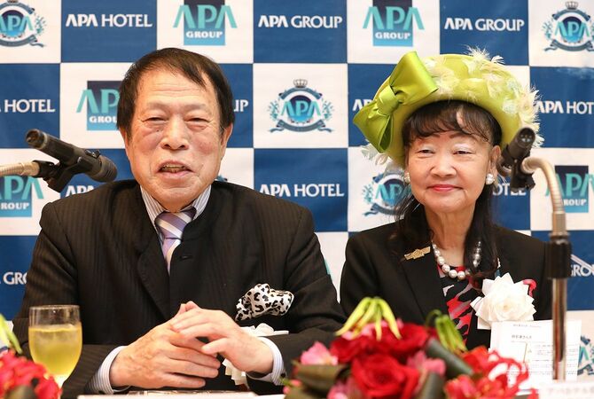 記者発表に臨む元谷アパグループ代表と元谷アパホテル社長