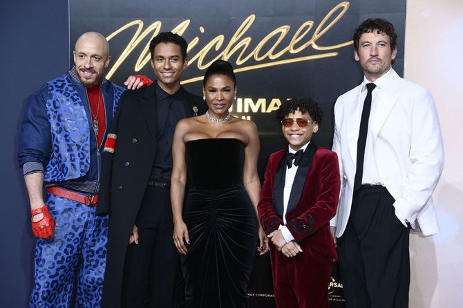 『Michael／マイケル』でマイケルを演じた甥のジャファー・ジャクソン（左から2人目）、マイケルの少年時代を演じたジュリアーノ・クルー・ヴァルディ（右から2人目）、2025年4月10日、ベルリン
