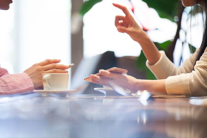 カフェで話す女性たち