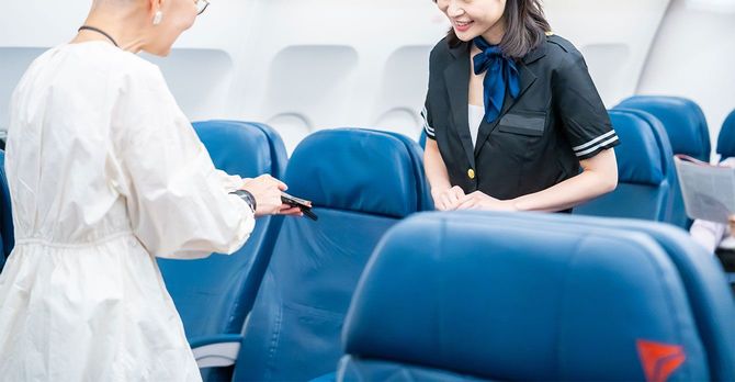 乗客の対応をする飛行機の客室乗務員