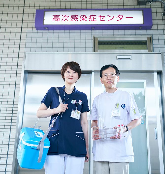 上灘紳子（かみなだ・のぶこ）／鳥取大学医療技術短期大学卒業後、1994年に看護部に入職。脳神経外科・耳鼻咽喉科病棟などを経て、2006年より感染制御部に配属。2007年に感染管理認定看護師資格取得。看護師長。千酌（写真右）とともに院内の警戒体制を指揮する。