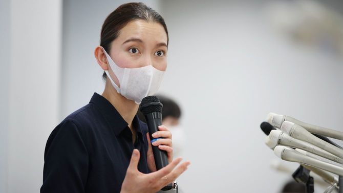 ツイッターの投稿で名誉を傷つけられたなどとして漫画家らを提訴し、記者会見するジャーナリストの伊藤詩織さん=2020年6月8日、東京都中央区