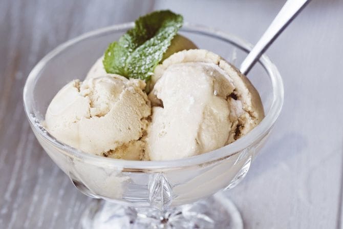 自家製オーガニックバニラアイスクリームミント添え