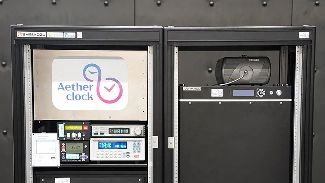 ノーベル賞社員も働く明治8年創業企業が今春売り出した世界初｢体積250Lの時計｣の天文学的な税込価格 誤差は｢100億年に1秒未満｣という驚異的な精度を実現できた理由