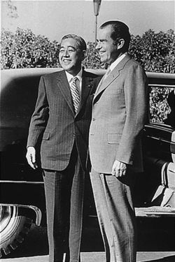 ニクソン大統領と笑顔で会談する佐藤首相。1972年5月1日、サン・クレメンテ。