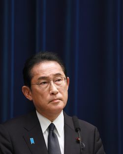 記者会見する岸田文雄首相=2023年8月4日、首相官邸