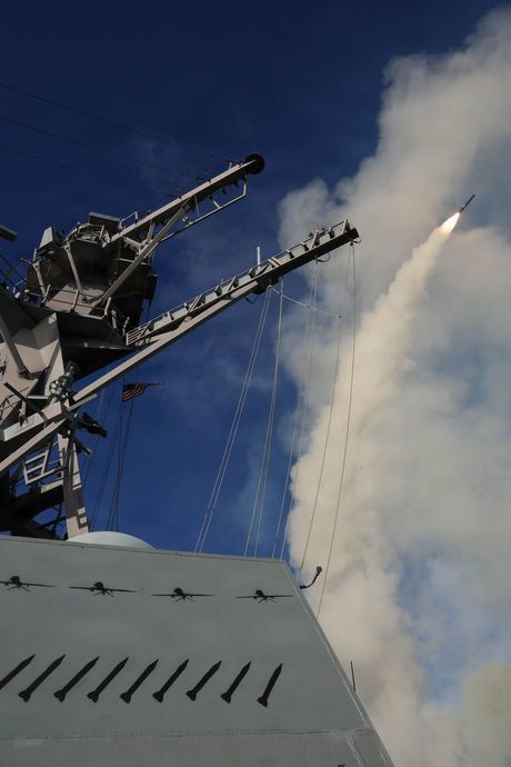 アーレイ・バーク級ミサイル駆逐艦USSトーマス・ハドナー（DDG 116）が「黒いトマホーク」とされるミサイルを発射する写真