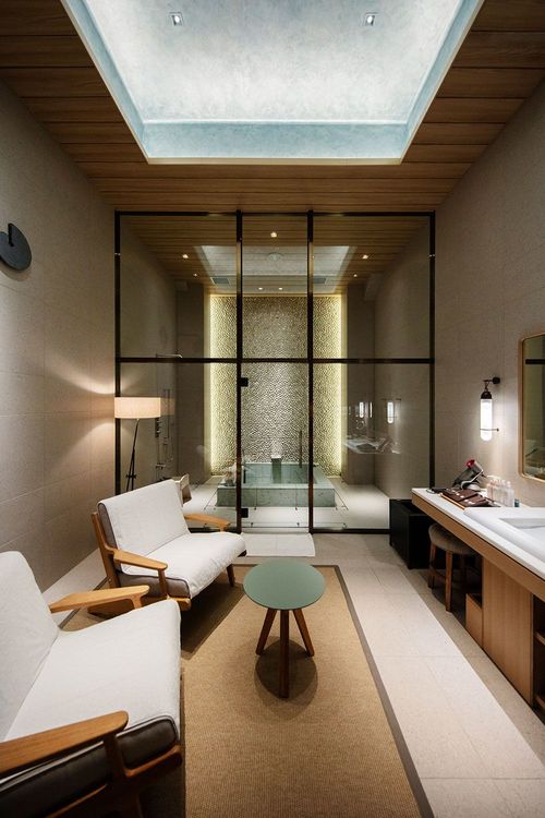 講堂の一角を改装したプライベートバス。天井が高く、気持ちがいい