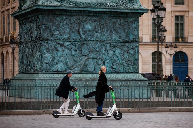 2023年4月1日、フランス・パリでシェアサービスの電動キックボードに乗る人々。4月2日、市内で使用されている電動キックボードを禁止するかを問う住民投票が行われ、投じられた9割が反対票だった