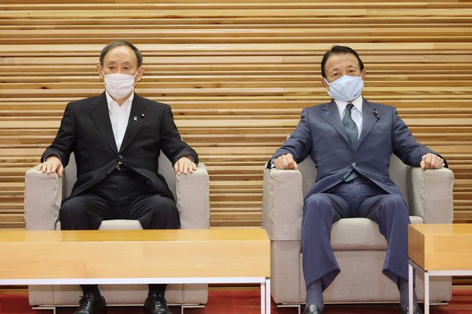 閣議に臨む菅義偉首相（左）と麻生太郎副総理兼財務相＝2021年9月7日午前、首相官邸　