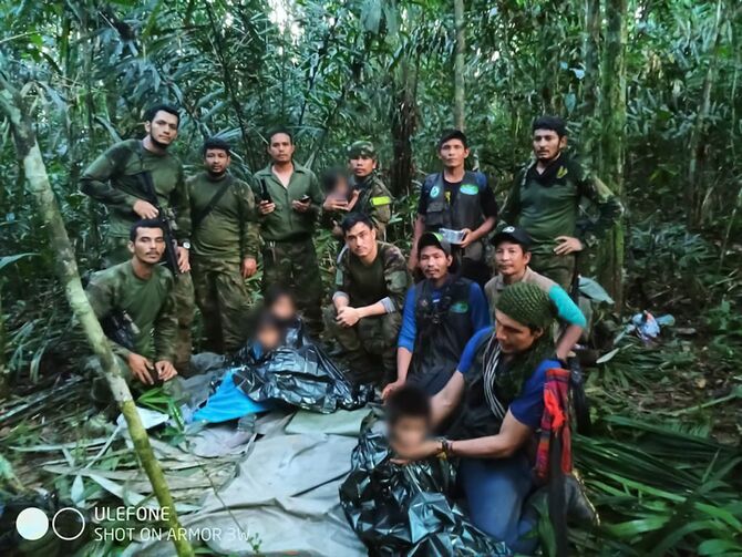 2023年6月10日、コロンビアの熱帯雨林で発見された子供4人と軍の兵士（コロンビア大統領府提供）